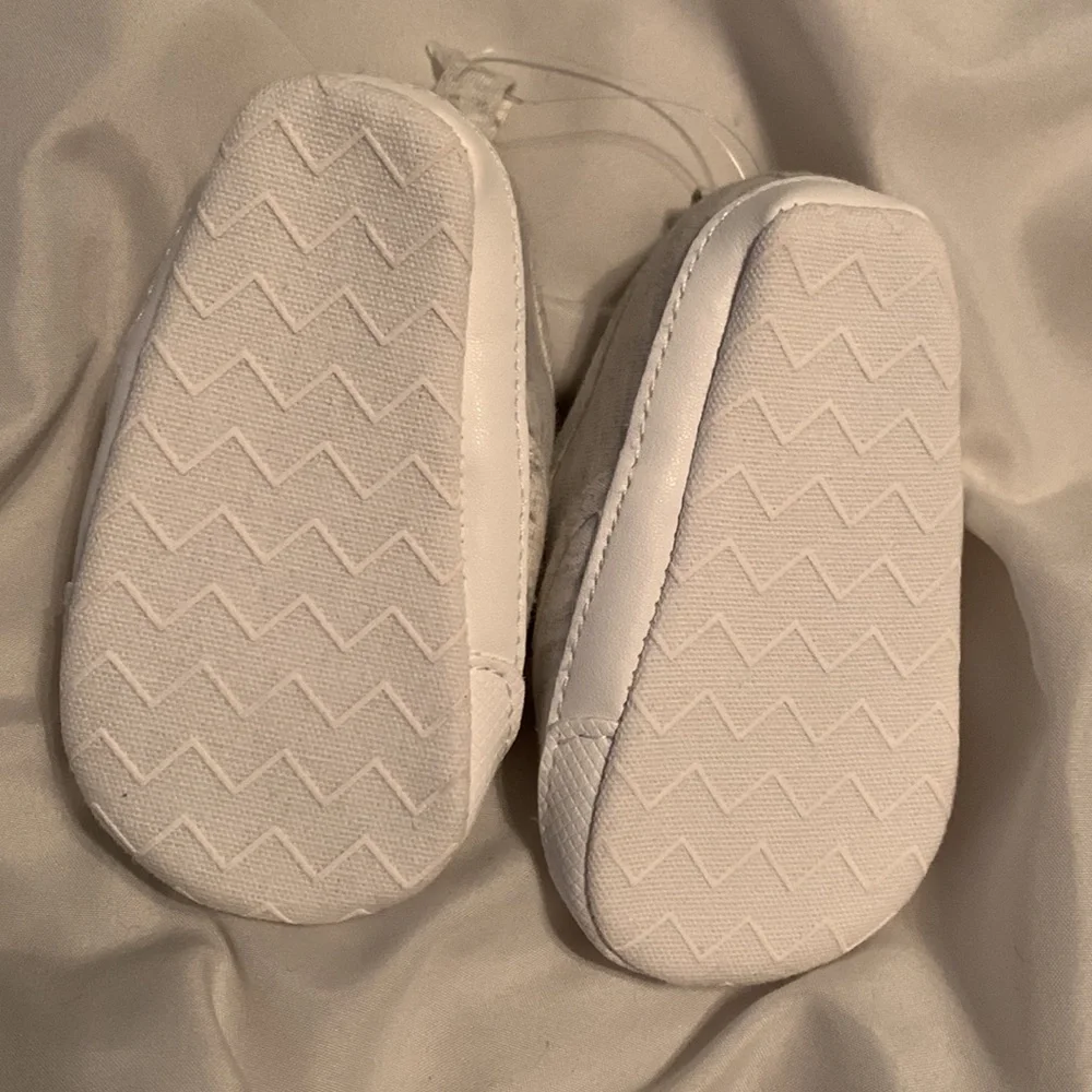 NWOT Carter’s Gray Newborn Shoes with Green Dinosaur 0-3 Months